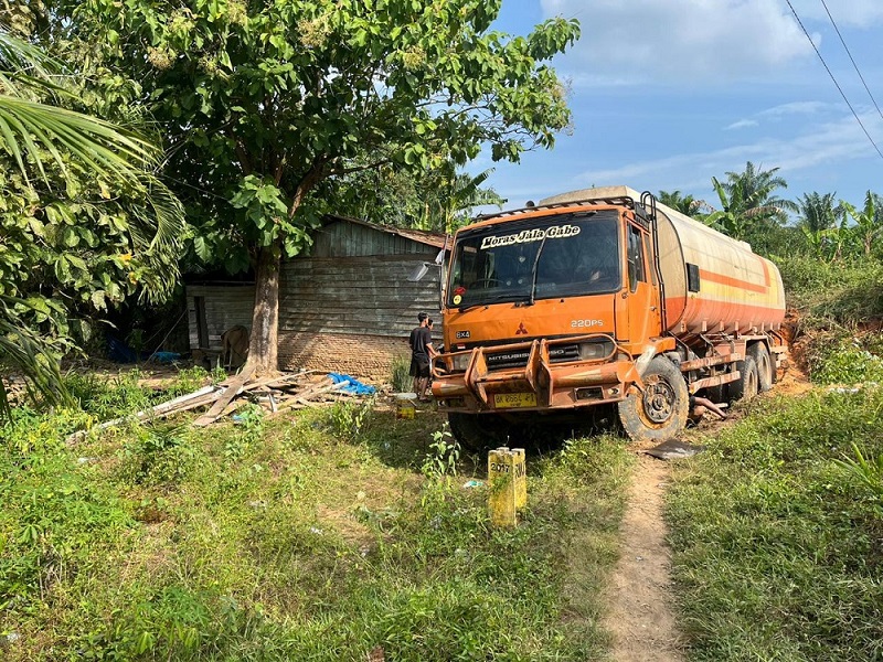 Truk Tangki CPO Tabrak Rumah Di Kotapinang, Tidak Ada Korban Jiwa