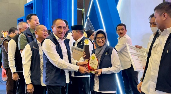 Wali Kota P. Siantar Terima 2 Penghargaan Saat Musrenbang Provsu