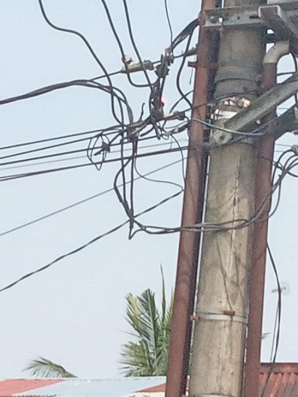 Kabel PLN Timbulkan Api, Petugas Tidak Terlihat Turun