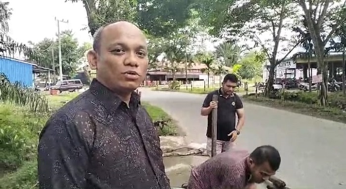 Ketua Fraksi Simeulue Emas Pelopori Perbaiki Jembatan Dengan Uang Pribadi