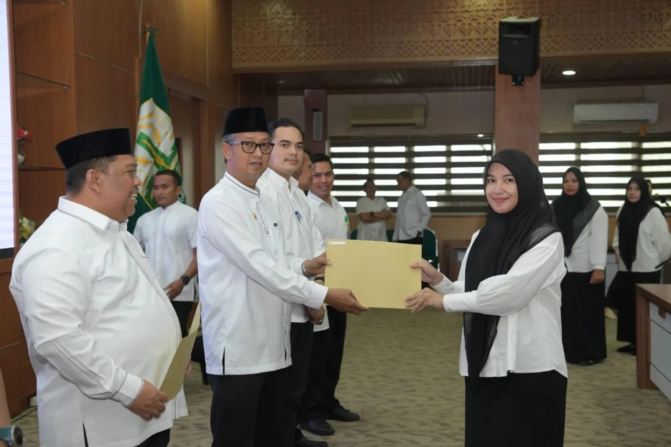 Pemerintah Aceh Serahkan SK Ribuan Tenaga Kontrak