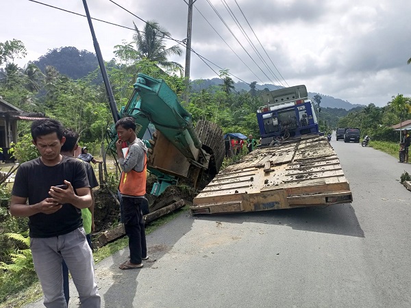 Dampak Banjir Simeulue, 1 Trado Nyungsep Dan Beco Jatuh Ke Parit