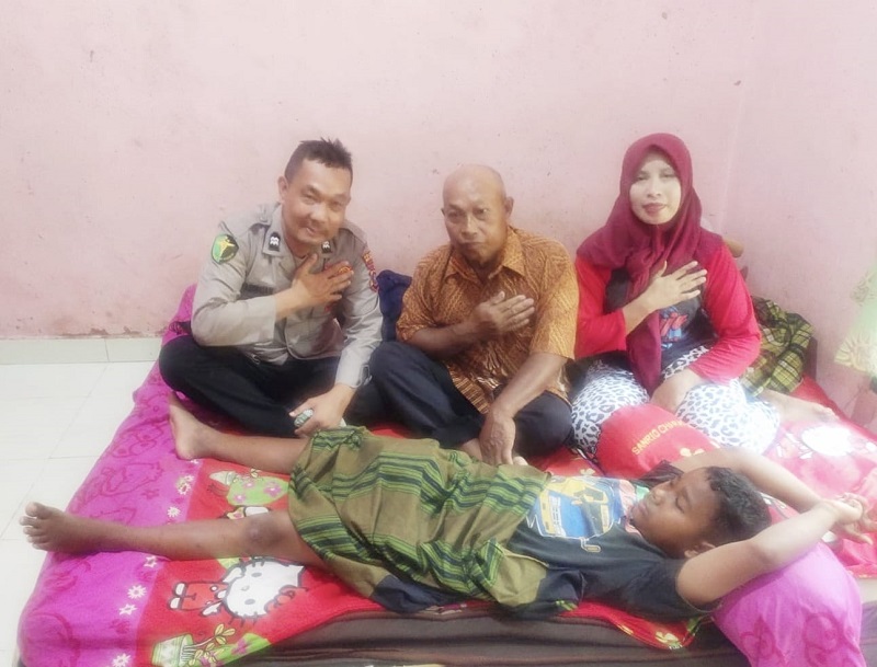 Kisah Aiptu Joni 'Bergerilya' Sunat Gratis Anak Kurang Mampu