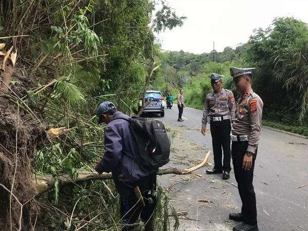 Kasat Lantas Bener Meriah Respon Cepat Tangani Longsor