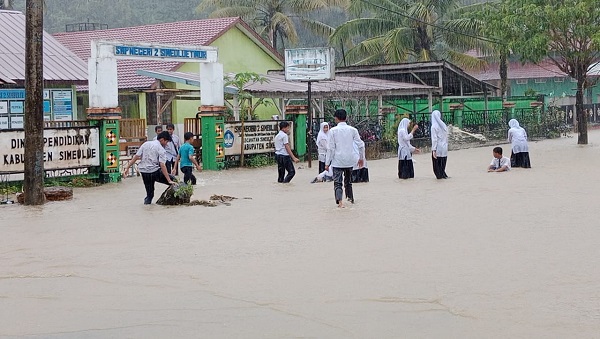 Sebagian Jalan Di Jalan Baru Sinabang Banjir