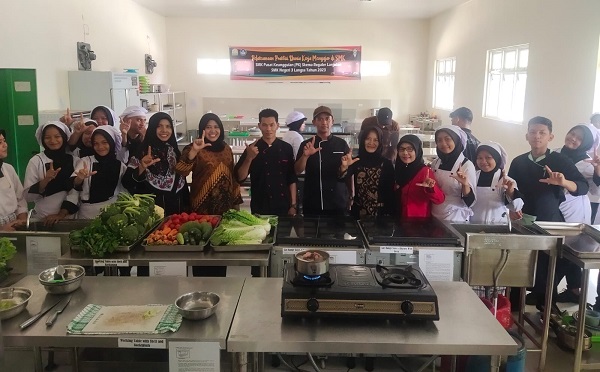 Siswa SMKN 3 Langsa Dilatih Masakan Western