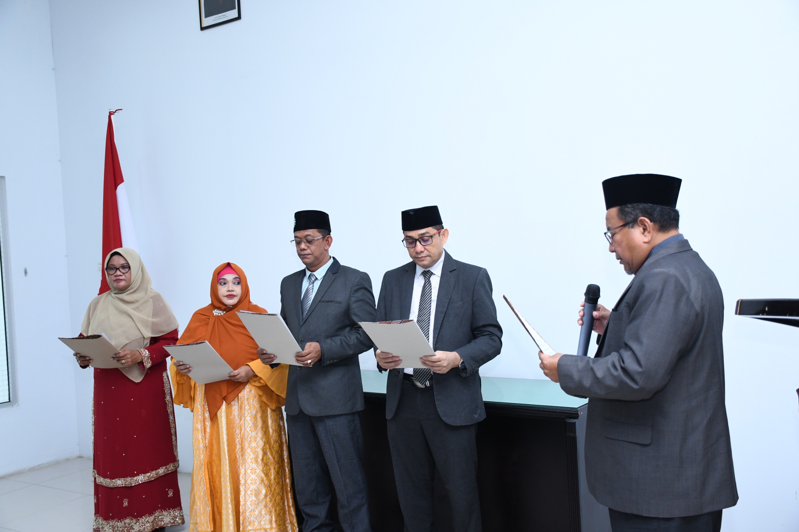 Rektor Unmuha Lantik Dekan FH Dan Wakil Dekan FE