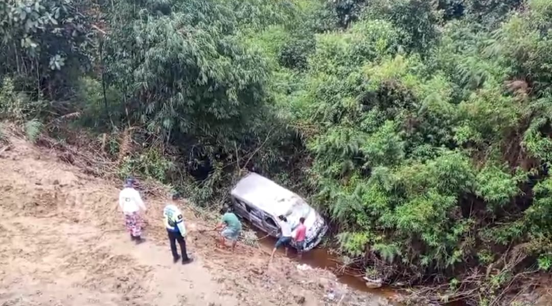 Ambulans Bawa Jenazah Jatuh Ke Jurang Di Samosir