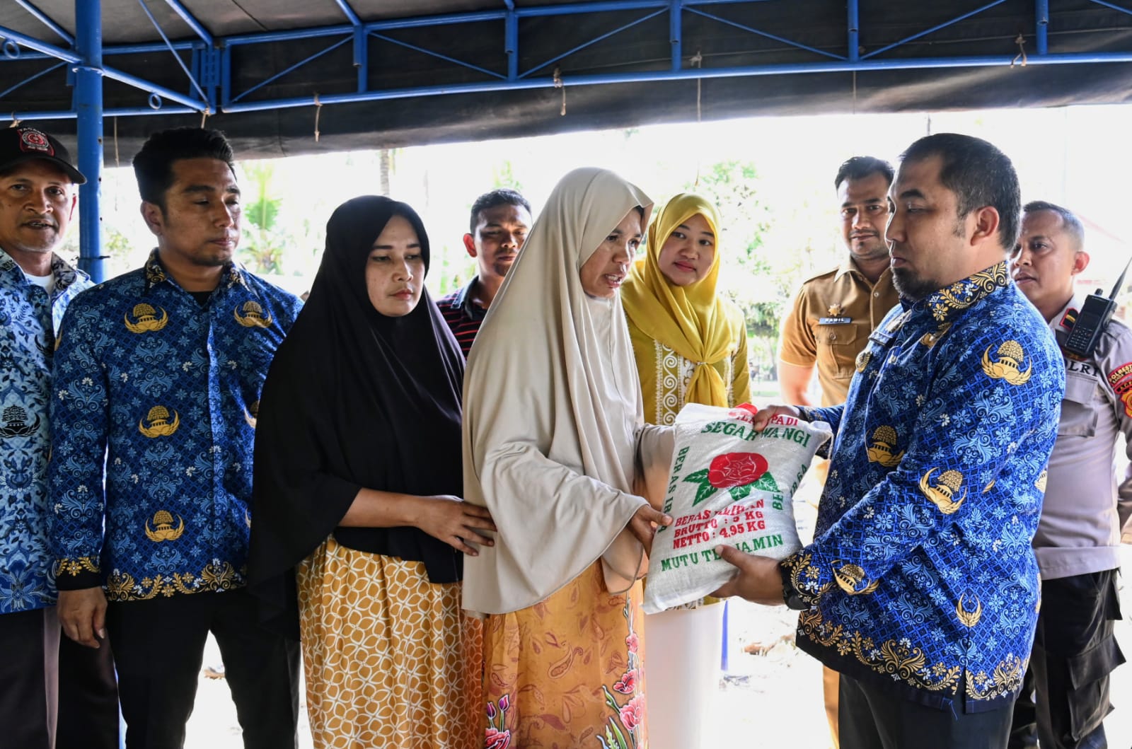 Iswanto Serahkan Bantuan Korban Kebakaran Rumah Di Paya Ue