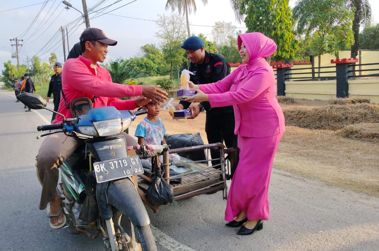 Kompi 2 Yon B Pelopor Aramiah Berbagi Takjil