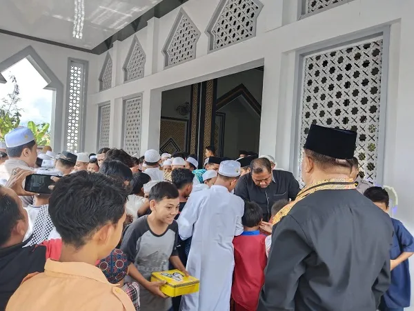 Jumat Berkah, Anggota DPR RI Salim Fakhry Bagikan Nasi Kotak