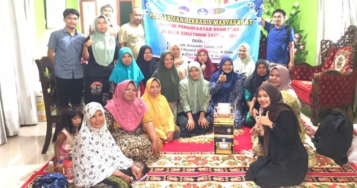 Dosen UM-Tapsel Edukasi KWT Al-Ikhsan Simatohir Ciptakan Minuman Fungsional