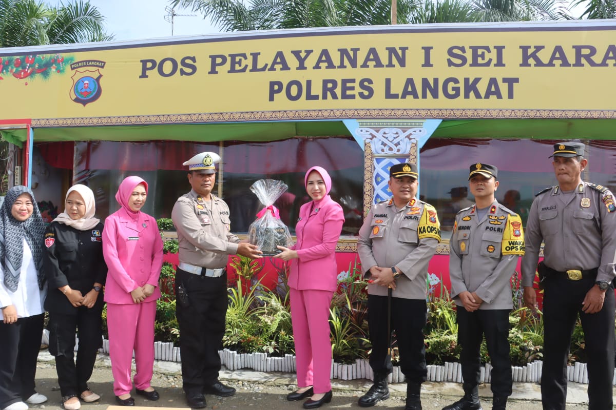 Ketua Bhayangkari Langkat Beri Bingkisan Petugas Ops Lilin 2023