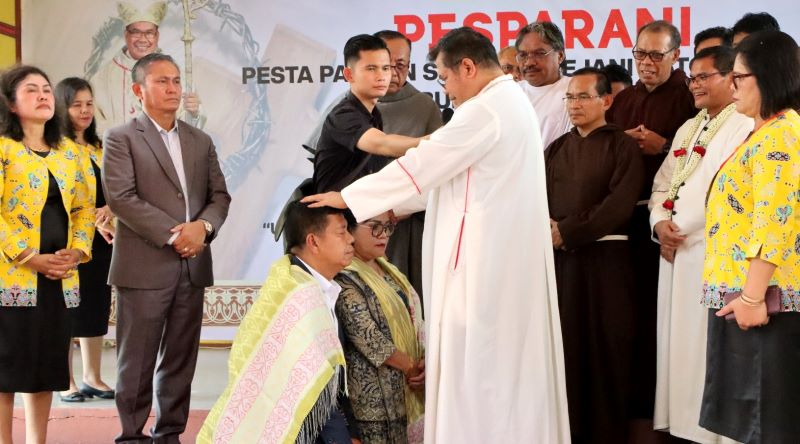 Uskup Agung Medan Beri Pemberkatan Kepada Bupati Simalungun