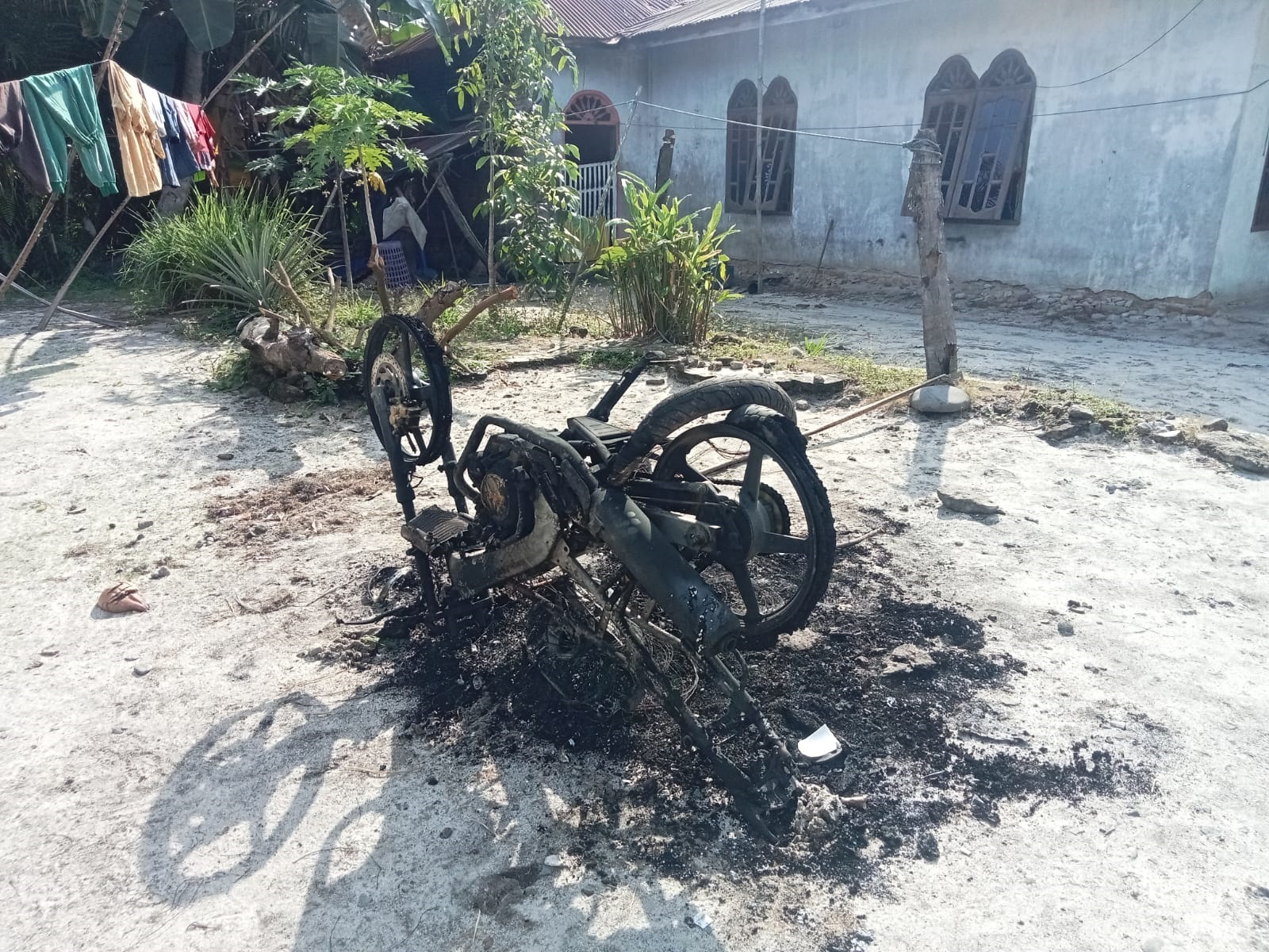 Kesalnya Warga Telukmengkudu, Bakar Sepeda Motor Begal