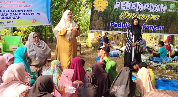 Dosen FKIP UM-Tapsel Edukasi Warga P.Sidimpuan Olah Pepaya Jadi Saos