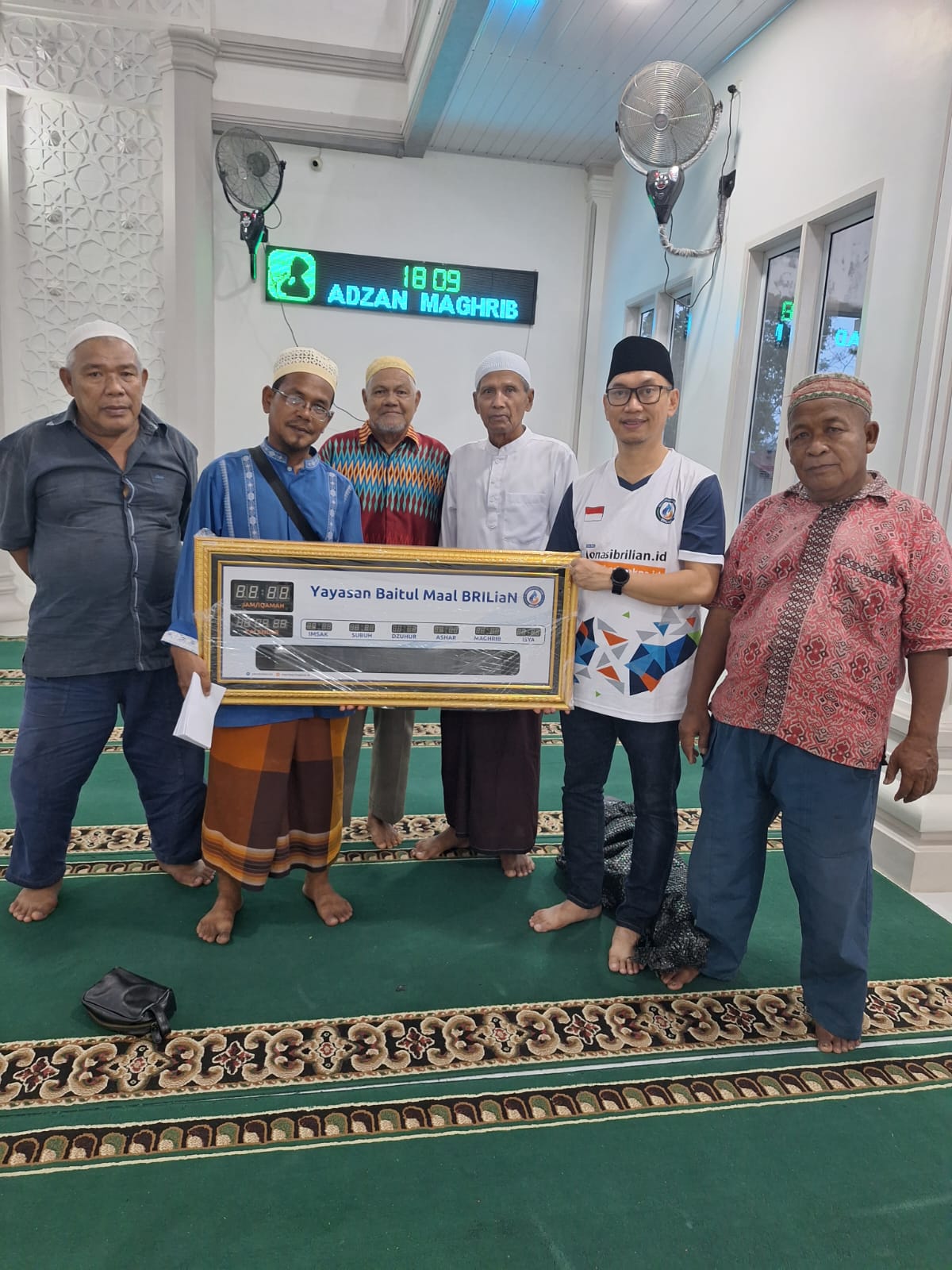 BRI BO Tanjungbalai Serahkan Bantuan Jam Digital Ke Dua Masjid