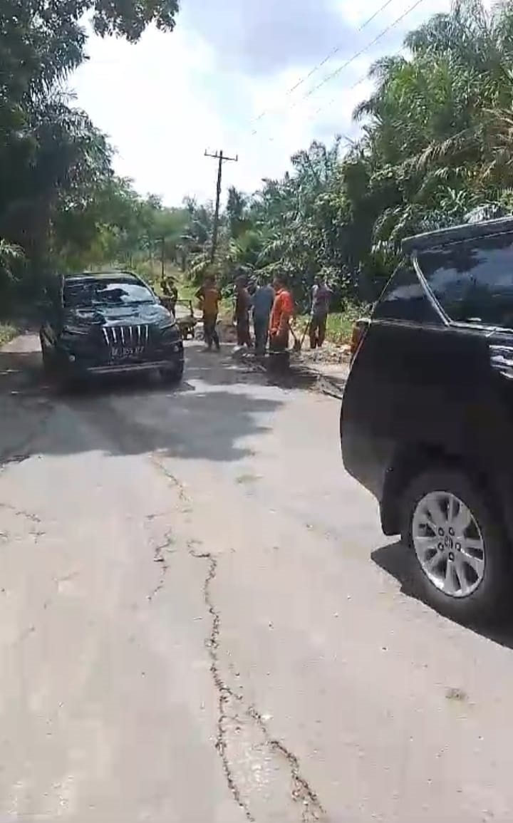 Tak Ada Perhatian Pemprovsu, Warga Gotong Royong Perbaiki Kerusakan Jalan Provinsi