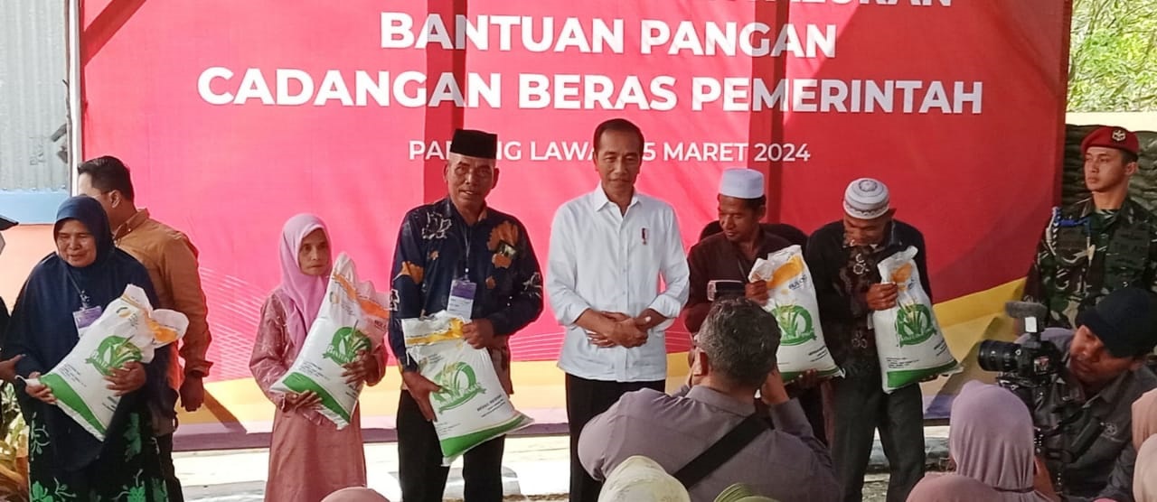 Jokowi Bagikan Sembako Di Padanglawas