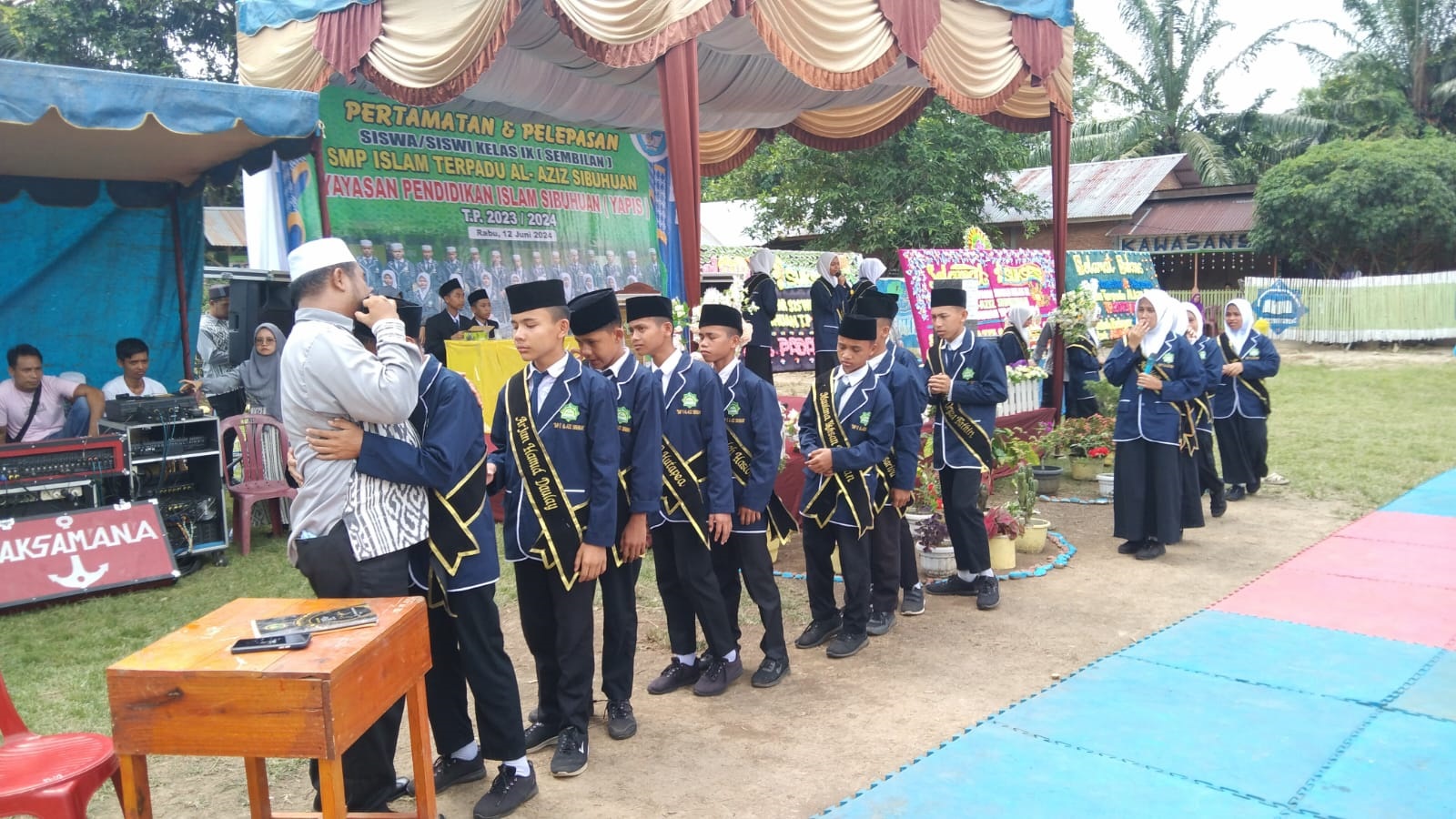 Penamatan Kelas IX SMP IT Al Azis Angkatan II Diwarnai Linangan Air Mata