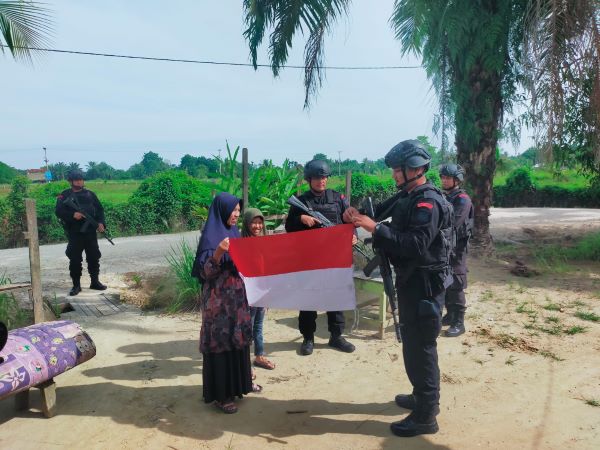 Jelang HUT Kemerdekaan, Brimob Bagikan Bendera Merah Putih