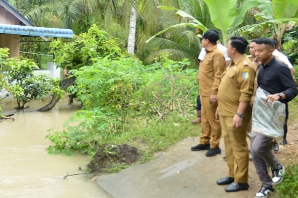 Bupati Zahir Tinjau Banjir Akibat Pengalihan Aliran Sungai