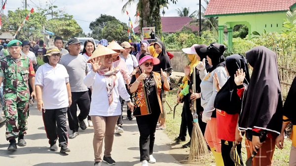 Ketua TP PKK Simalungun Tinjau Kegiatan Haroan Bolon Di Panombeian Panei