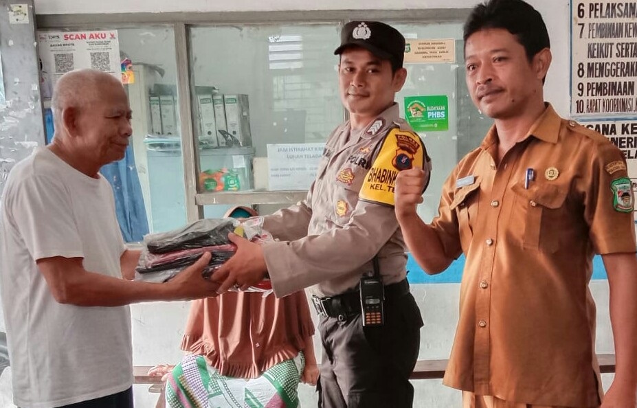 Bhabinkamtibmas Polres P.Siantar Bersama Perangkat Kelurahan Bagi Bansos Ke Lansia