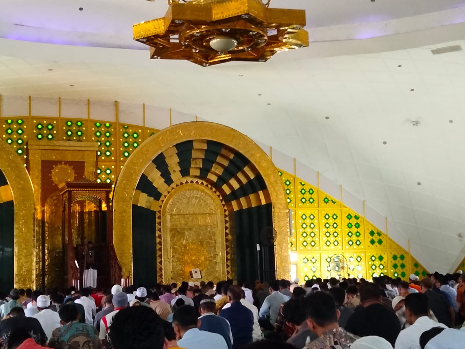 Shalat Jumat Pertama Bulan Suci Ramadhan Masjid Penuh