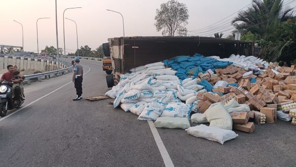 Truk Angkut Logistik Terbalik Di Aceh