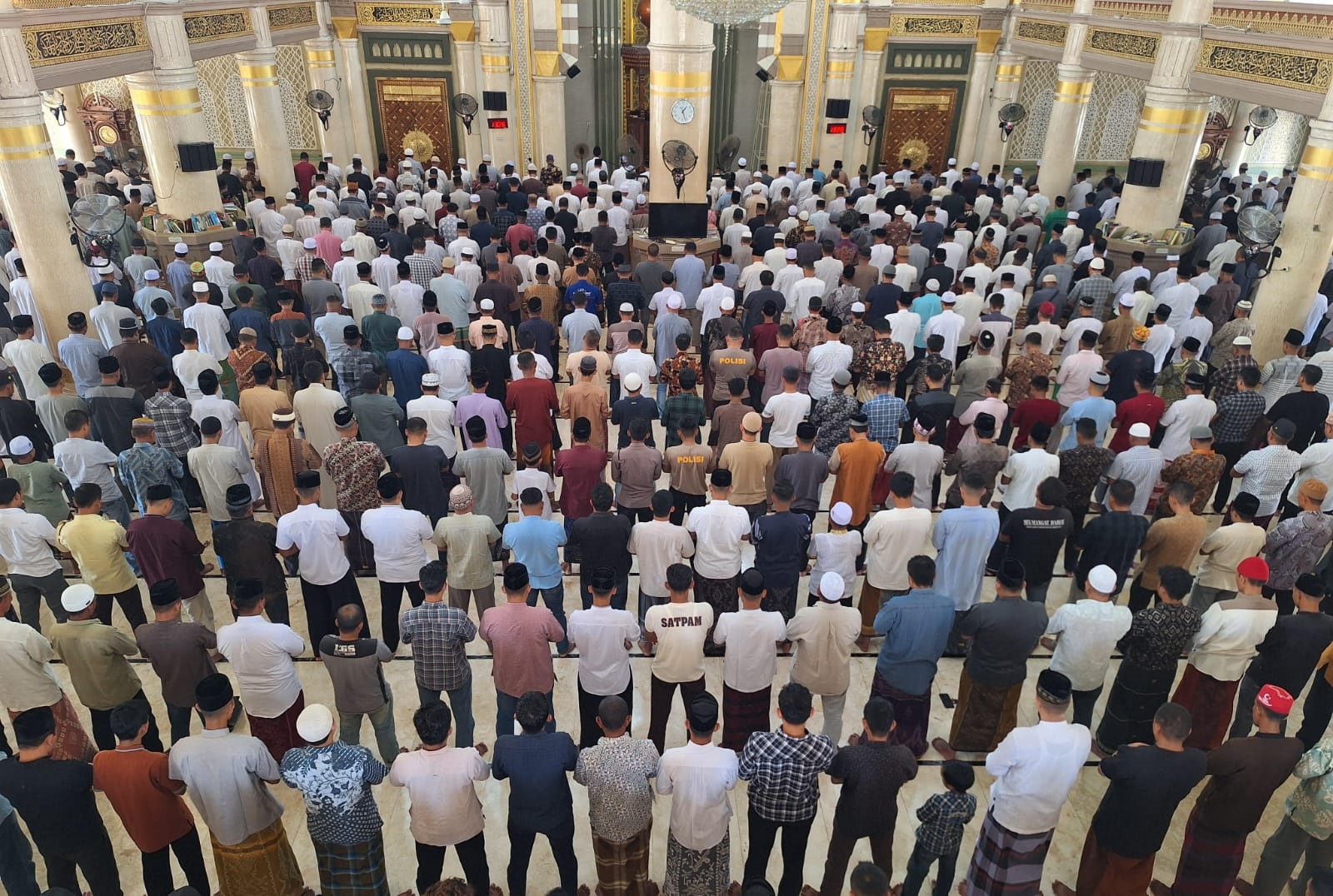 Jumat Perdana, Ribuan Jamaah Padati Masjid Agung Idi