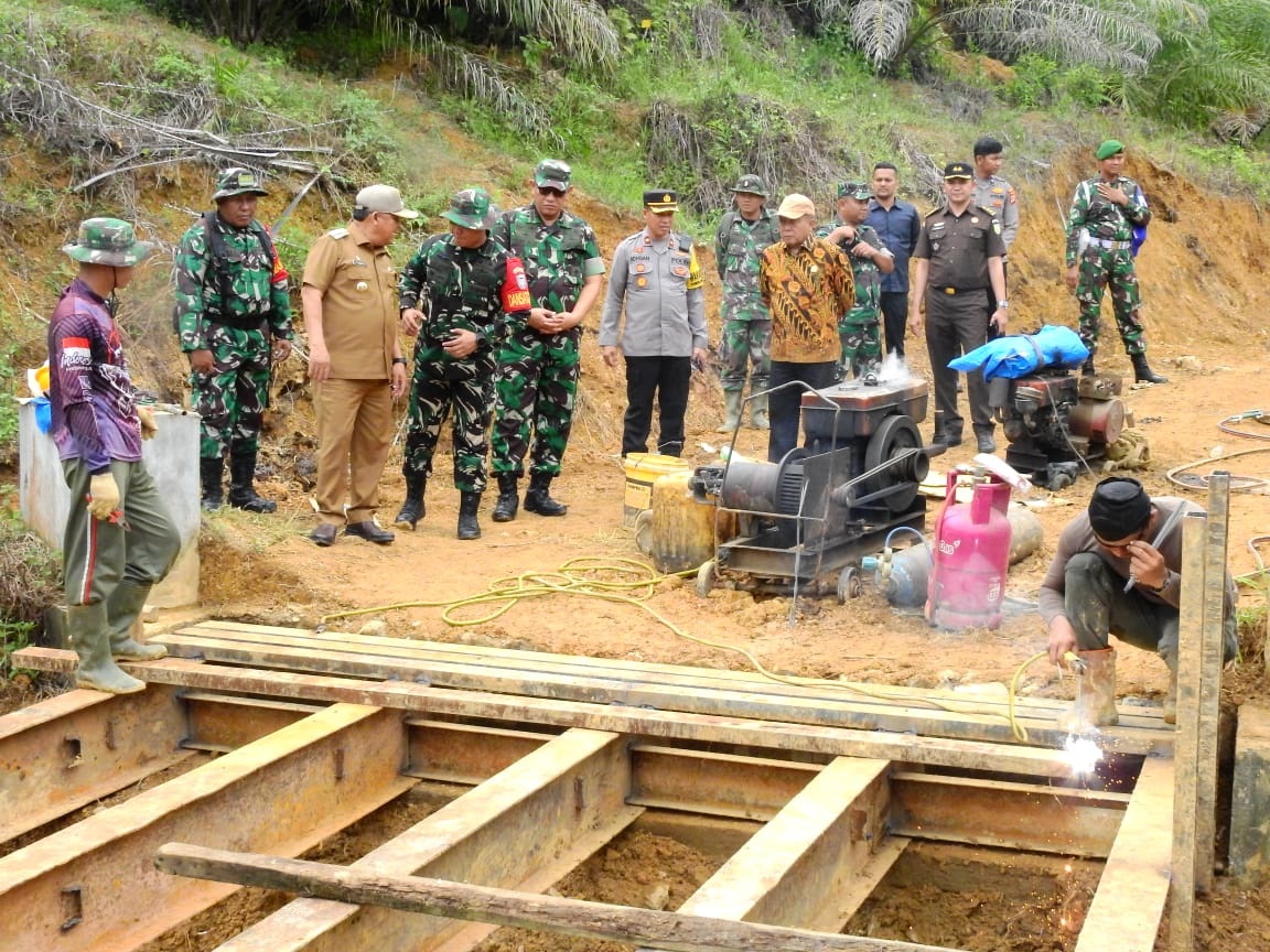 TMMD Ke-119 Bangun Jalan Penghubung Dua Desa Di Aceh Tamiang