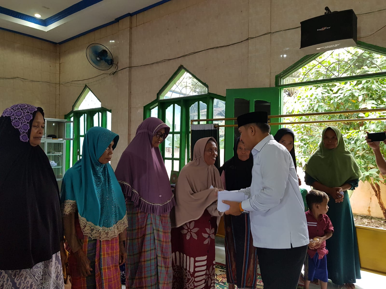 Bagikan Zakat Harta, Affan Bintang Kunjungi Sejumlah Kampong