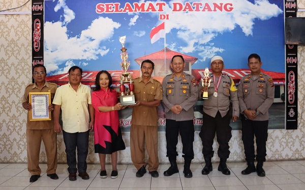 Kapolres Dairi Serahkan Piala Dan Piagam Kepada Kades Kalang Simbara