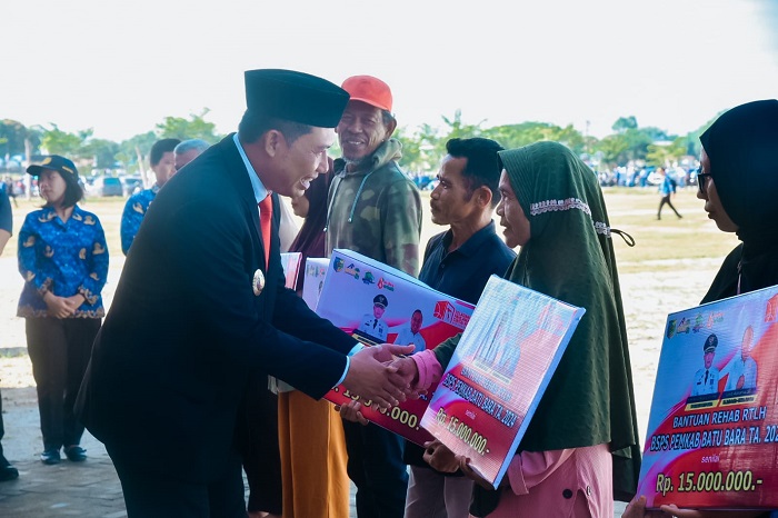Pj Bupati Batubara Serahkan Bantuan Program RTLH