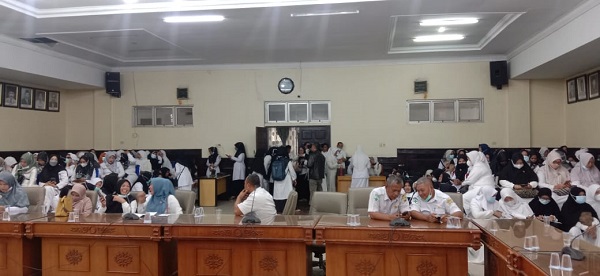 Hak Belum Dibayar Nakes Geruduk DPRK Aceh Tengah