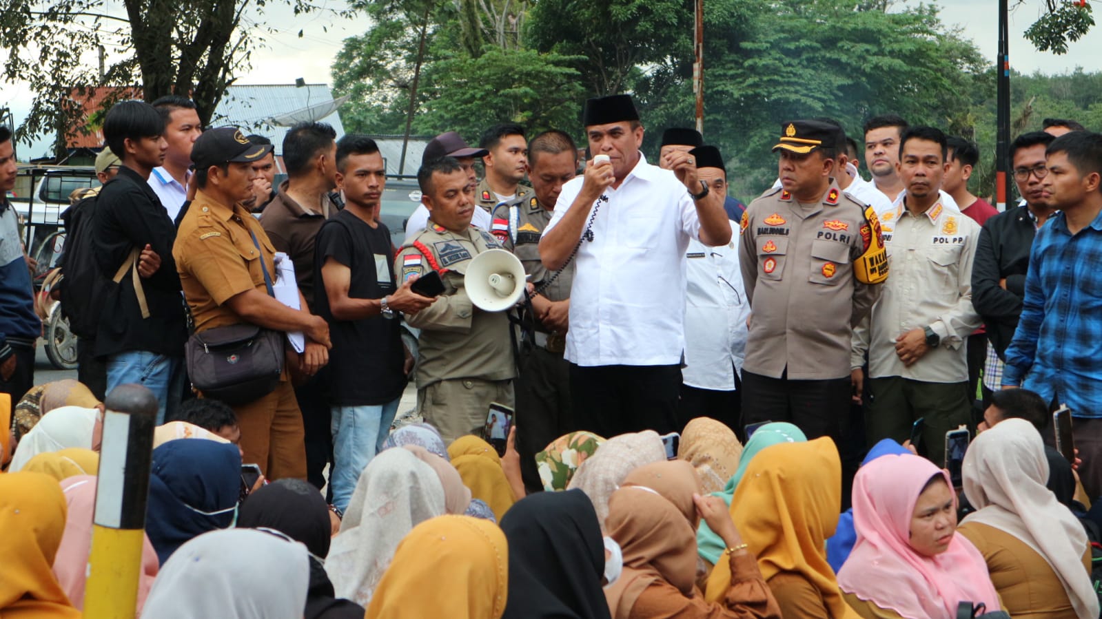Bupati Madina Temui Guru Honor Yang Unjuk Rasa