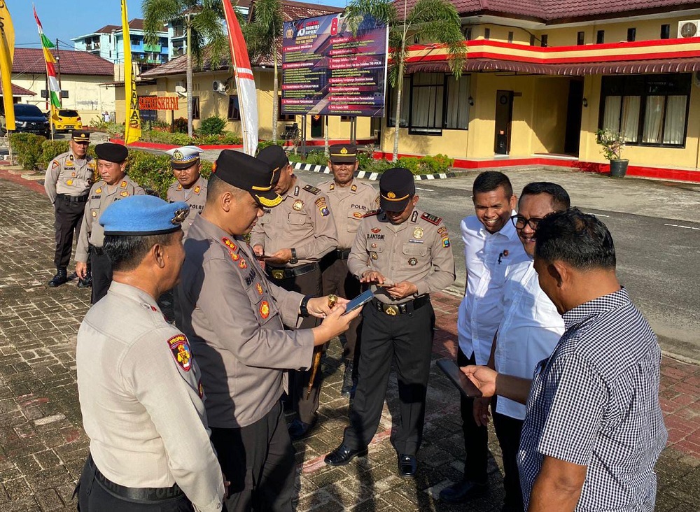 Mendadak, Kapolres Tapteng Cek HP Personelnya Pastikan Tidak Ada Aplikasi Judi Online