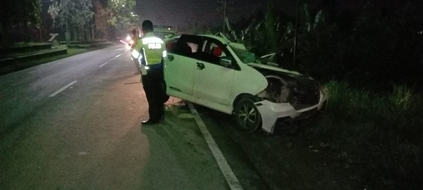 Xenia Tabrak Truk, Sopir Koma Penumpang Meninggal