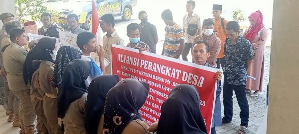Merasa Dizalimi, Puluhan Perangkat Desa Unjuk Rasa