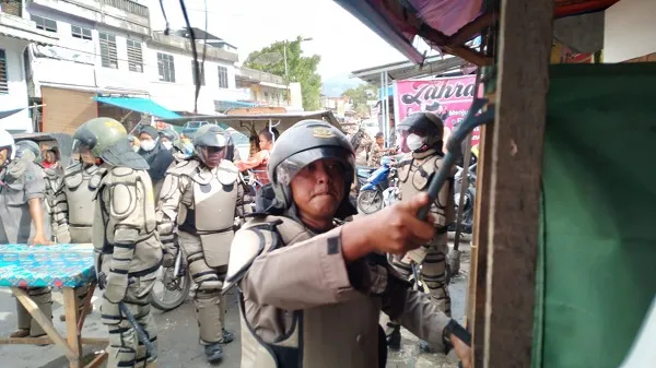 Satpol PP Tertibkan Pedagang Liar Di Tanjungbalai 