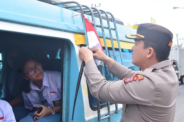 Kapolres Dan Forkopimda Simalungun Bagikan Bendera Merah Putih