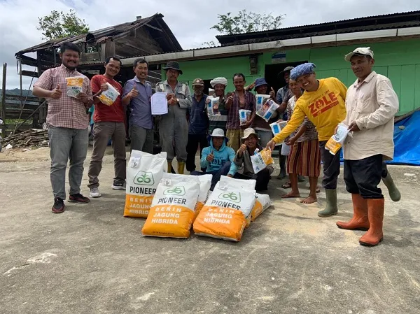 TPL Serahkan Bantuan 700 Kg Bibit Jagung Pioneer