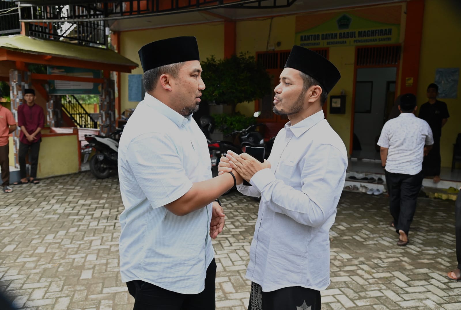 Pj Bupati Aceh Besar Serahkan Bantuan Kepada Dayah Babul Maghfirah