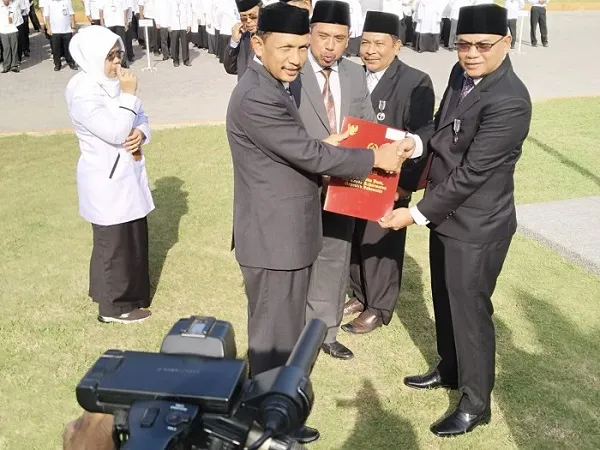 Upacara HAB Sukses, Pj Gubernur Aceh Serahkan Satya Lencana