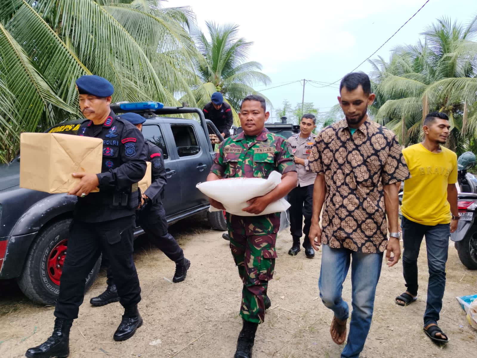 Jumat Berkah, Brimob Berbagi Sembako