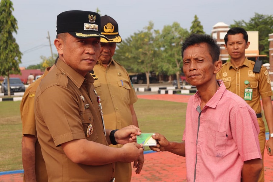 Pj Bupati Paluta Serahkan 976 Kartu BPJS Ketenagakerjaan Kepada Petani Sawit