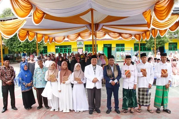 Bupati Sergai Tutup Kegiatan Intensif Tahfidzul Quran Angkatan Pertama Di MAN Dolok Masihul