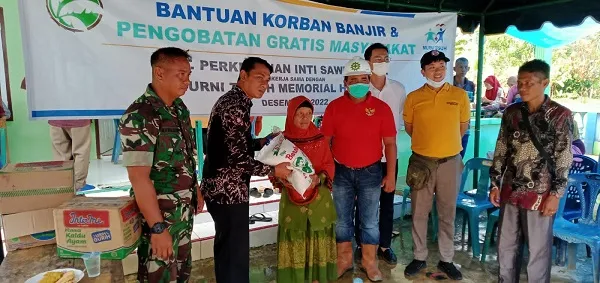 Korban Banjir Di Sei Lepan Terima Bantuan Sembako Dan Pengobatan Gratis