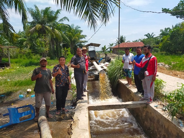 PT. IPS Bantu Tangani Kekeringan Sawah Masyarakat